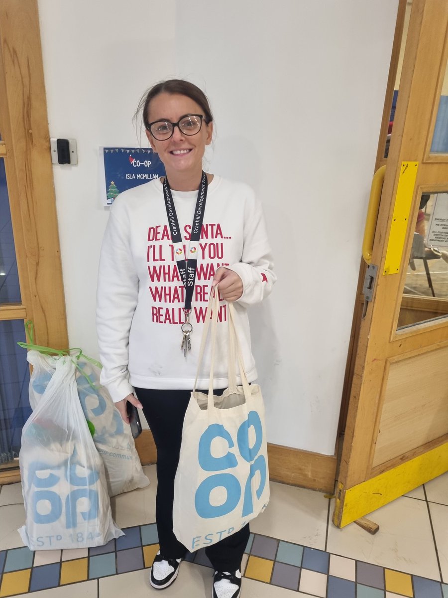 Another thank you bag handed out to Emma @CranhillDT for everything she does for the community. 🎄🤶🎅 @JackieBakerCoOp @peterpalm18 @coopuk