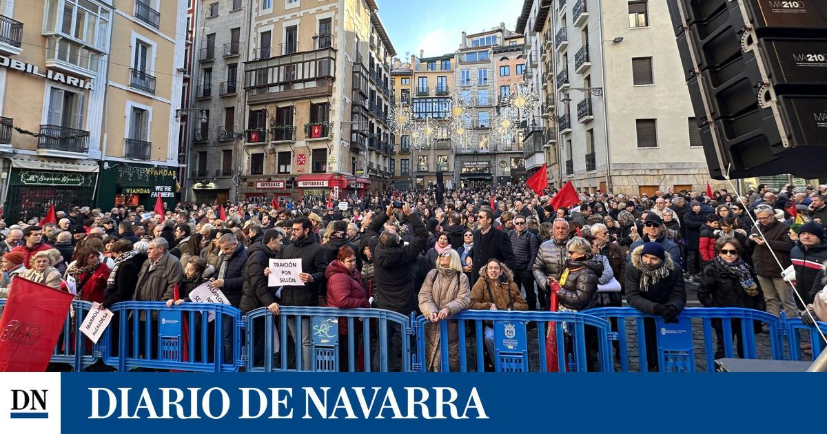 Concentración contra la moción de censura en Pamplona, en directo: la plaza Consistorial, a rebosar diariodenavarra.es/noticias/navar…