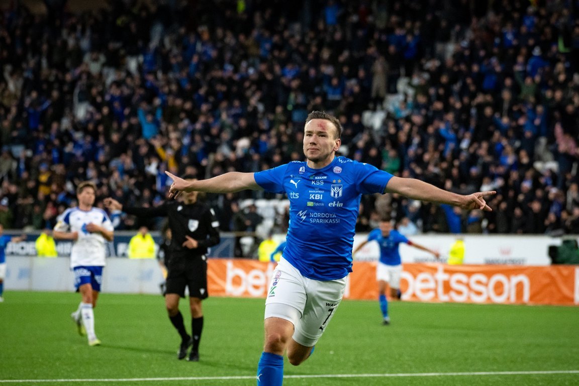 Arni Frederiksberg of KI Klaksvik scores the first goal during the News Photo - Getty Images