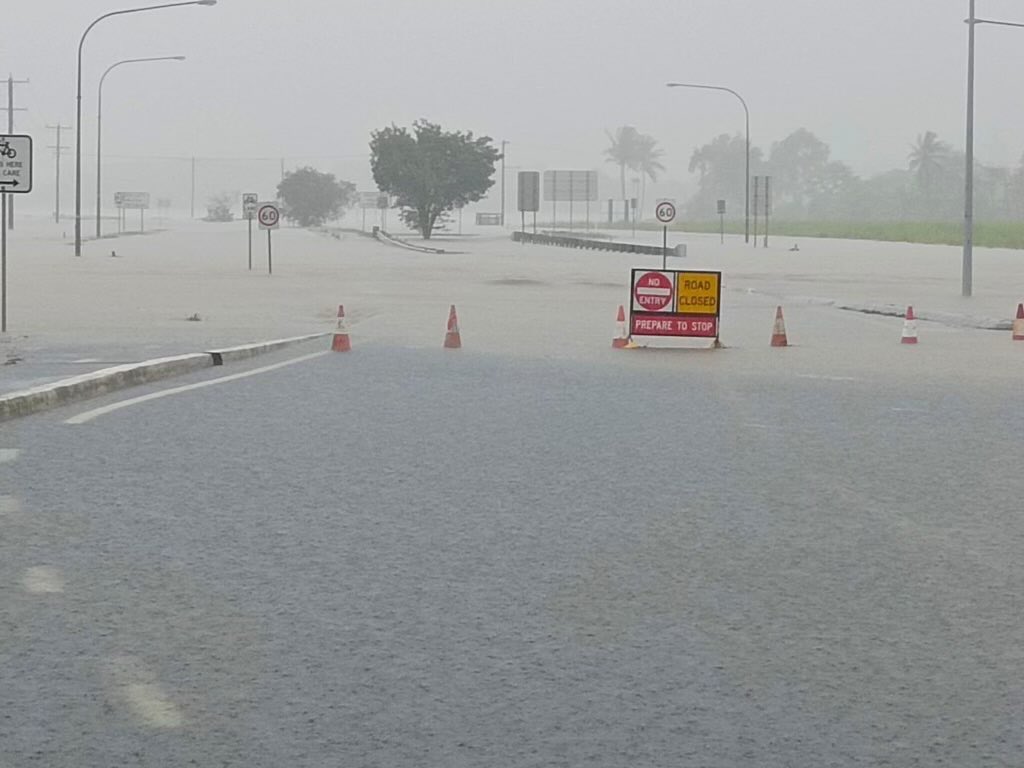 AlboMP's tweet photo. This is Cairns today. The Cairns community is dealing with significant flooding after Tropical Cyclone Jasper made landfall. Our government is working closely with the Qld government to ensure assistance is available to those who need it. https://t.co/wwV6CcLtDc