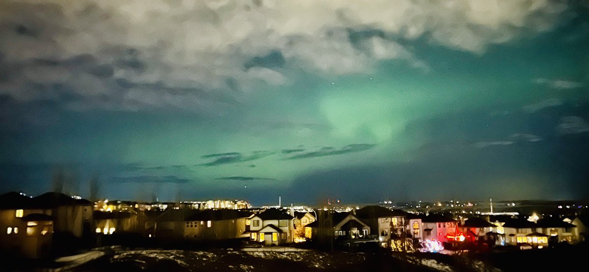 Even with clouds playing hide-n-seek, the #aurora over Calgary is stealing the spotlight. #AuroraBorealis #NorthernLights