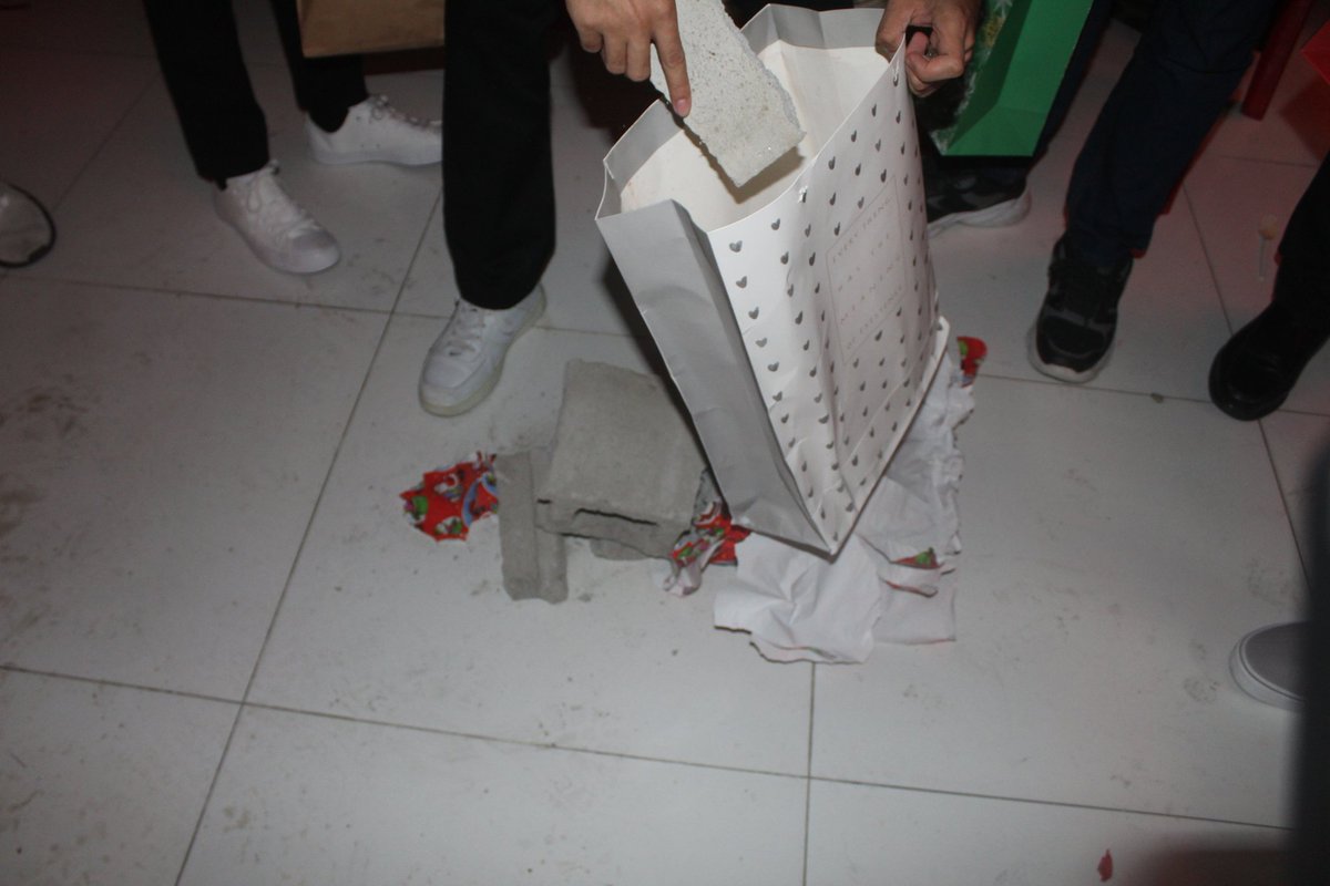 sino ba namang hindi matutuwa kung regalo sayo ay hollowblocks