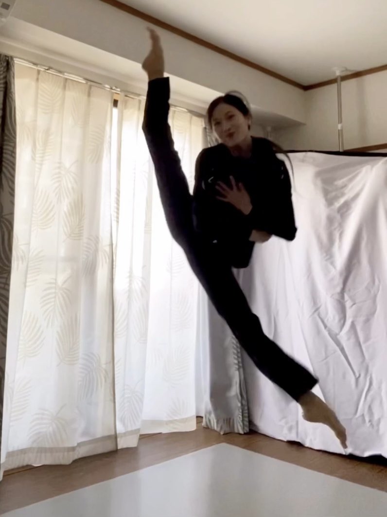 長年使ってる(跳んでも破れない)優秀スーツ
久々履いたらoshiri ぱつぱつで泣く👼