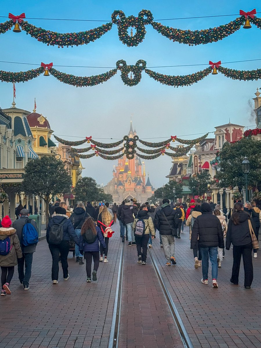 Einen schönen guten Morgen aus Disneyland Paris ✨ Der Nebel lichtet sich langsam an den Hügeln des Märchenlandes und der blaue Himmel zeigt sich. 😊

#disneylandparis