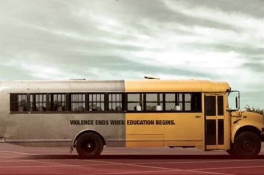 Meksika'da oldukça ilginç bir otobüs. Yarısı okul otobüsü, diğer yarısı ise hapishane otobüsü şeklinde.. Üzerinde ise şu yazıyor; Şiddet, Eğitim Başladığı Anda Biter.!