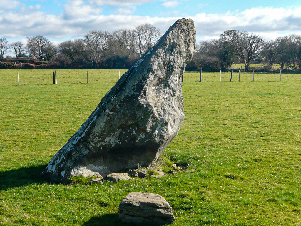 Carreg-y-Big/Llech Gron Ceredigion for #StandingStoneSunday Huge stone 4m high 3m wide at its base with flattish wide faces and irregular sides There were probably long views out to sea to the NW Aligned N-S Archwilio -Photo my own Feb2023