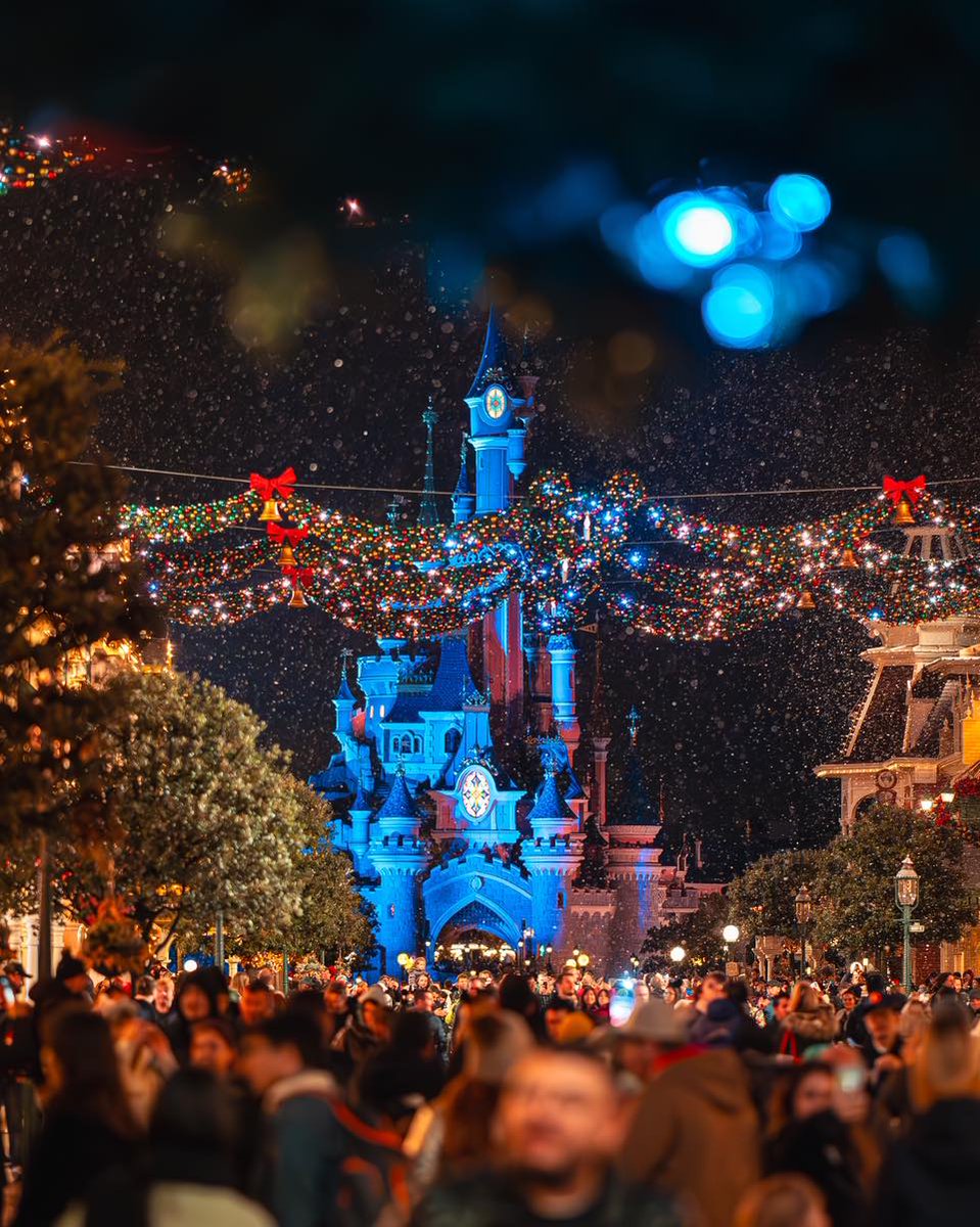 Wanneer het sneeuwt in Main Street, U.S.A. 😍❄️ 📸 Instagram : magic.fanland Bekijk meer magische foto's van onze gasten op ons officiële Instagram-account! ✨ bit.ly/377d43k