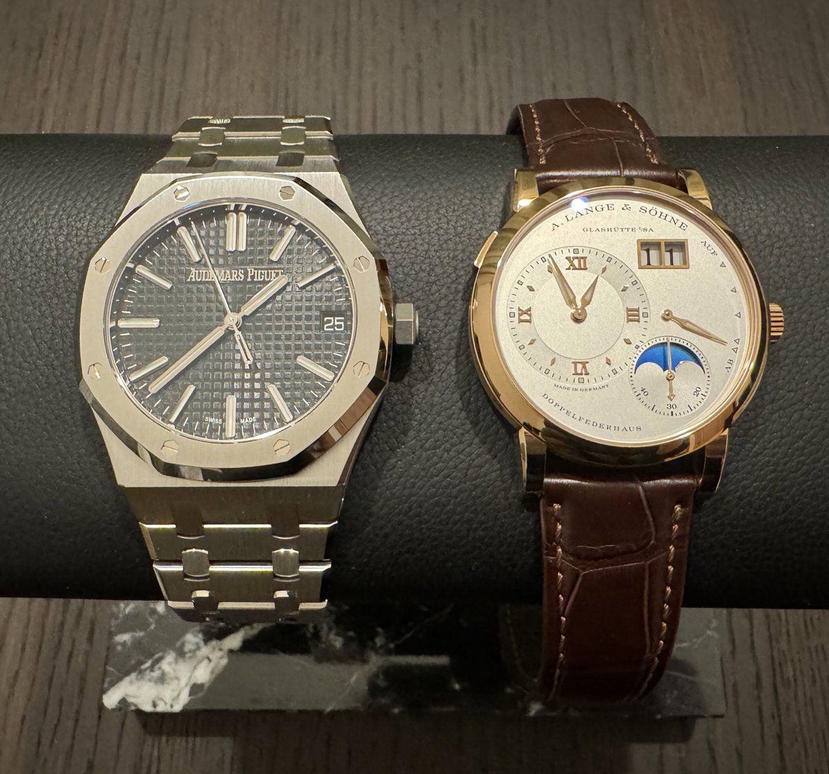 yasuwatch's tweet photo. #2本限りのコレクション
ロイヤルオークとランゲ1
時計好きになった当初からの憧れ2本があればもう上がってもいいのかもしれない
と思いつつ、やっぱりパテックやグローネフェルトも欲しいなあ…💸 https://t.co/ifzc76d7DD