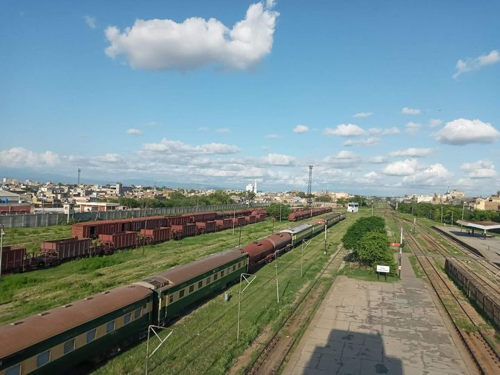 انگریزوں نے کس قدر کام کروائے ہندوستان میں ۔۔

لنڈی کوتل سے کوئٹہ سے کراچی سے کلکتہ سے آسام بنگال سے ممبئی، کیرالہ... اگر صرف ریل کی پٹری کے لوہے کا وزن اور قیمت کا ہی حساب لگایا جائے تو سائنسدانوں کے دماغ کی رَگ پھٹ جائے ... ٹریک کے لئے لکڑی کے سلیپر، کنکریٹ، بولٹنگ...