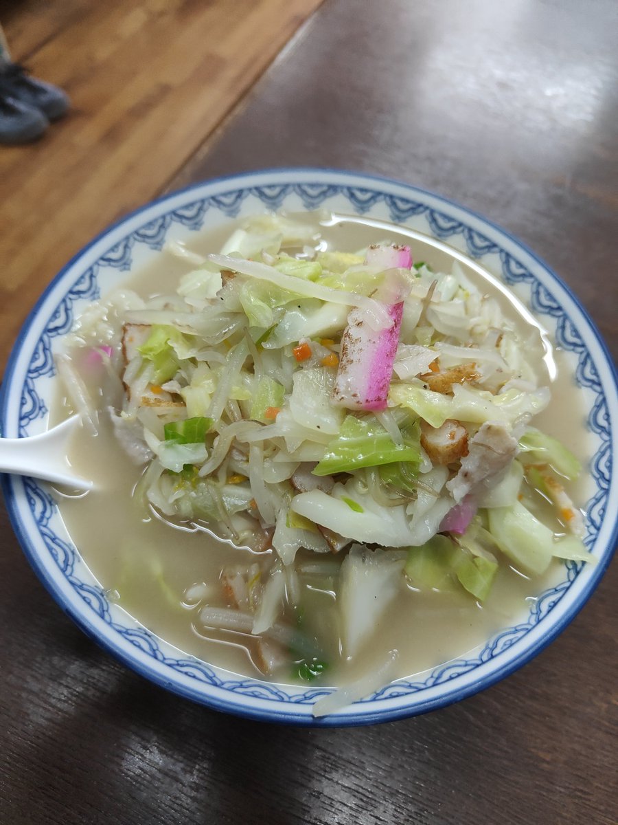 saksak2425's tweet photo. @宝来軒

ひさしぶりに伺いました。
スープはあっさりしつつしっかりしてます。

麺は太めのちゃんぽん麺。

美味しかった！

#ちゃんぽん
#江戸川区 https://t.co/Z9oJQDBmy4