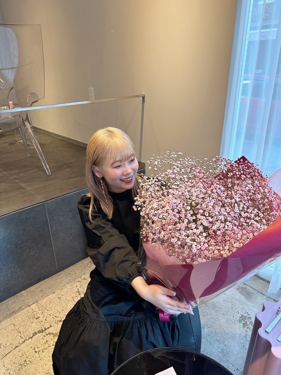 imadayuna_'s tweet photo. プロポーズ並みの花束をあいちゃんにカフェでもらってにやけまくり29歳たのしいお誕生日になりました���

今日もたのしかった🤍🤍 https://t.co/BY5164J0Nq
