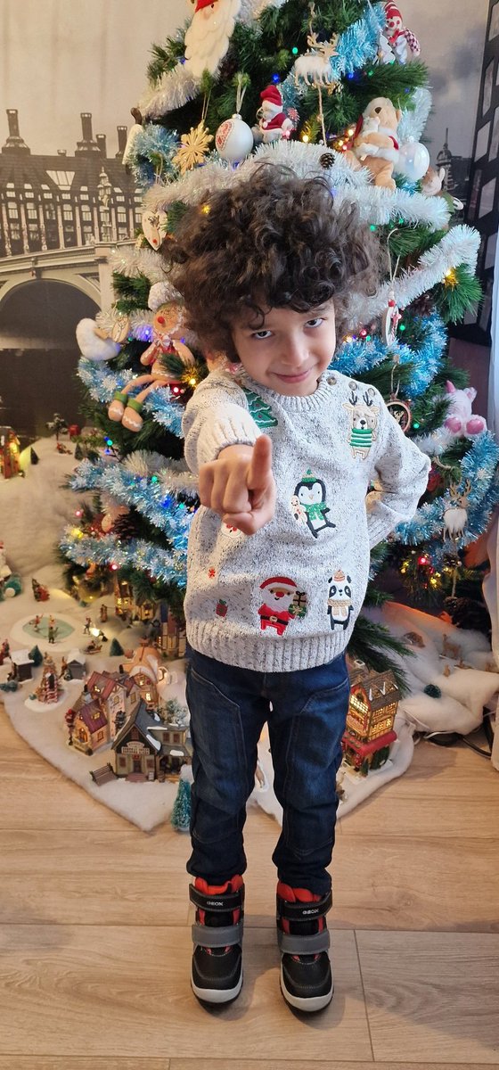 crazily4U's tweet image. Day17.  Watch out 🤣🤣
🎅🧑‍🎄🤶🎄☃️❄️
#teamclayne
#AdventCalendar
#day17
#Christmas 
#fanfamily