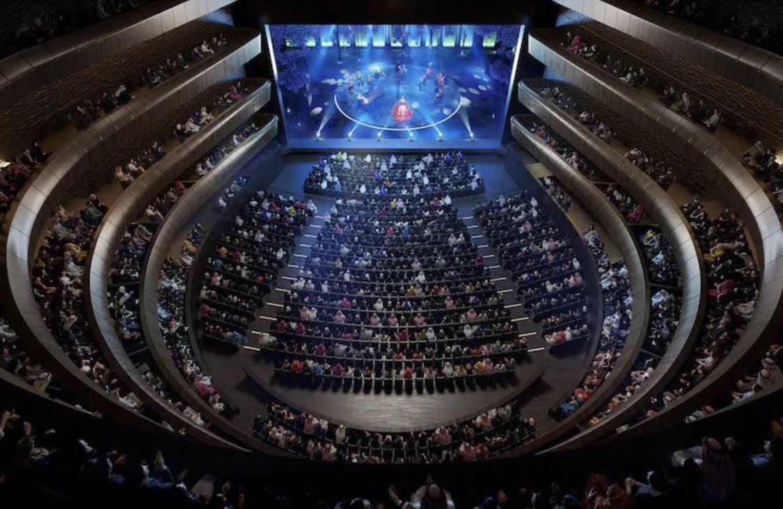 بعد اختيار <a href="/snohetta/">Snøhetta</a> ، تم الكشف عن الرسوم المعمارية لدار الأوبرا الملكية ضمن مشروع #الدرعية . يمتد المبنى على مساحة واسعة تبلغ 46 ألف متر مربع وصمم لاستيعاب حوالي 3,500 فرد، حيث يتميز بتصميم نجدي مميز يندمج بسلاسة مع محيط المشروع. من المقرر الانتهاء منه في عام 2028 باذن الله.