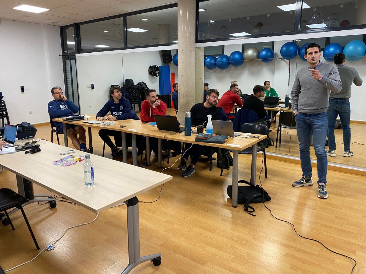 Guillermo Carnicer (@guillecarnicer) on Twitter photo Gracias a la <a href="/rfe_hockey/">RFEH Hockey</a> y a <a href="/arsenihockey/">Arseni Sañé</a> por invitarme a participar en sus cursos de formación.
¡Compartir y debatir con otros entrenadores siempre suma! Gracias a la <a href="/rfe_hockey/">RFEH Hockey</a> y a <a href="/arsenihockey/">Arseni Sañé</a> por invitarme a participar en sus cursos de formación.
¡Compartir y debatir con otros entrenadores siempre suma!