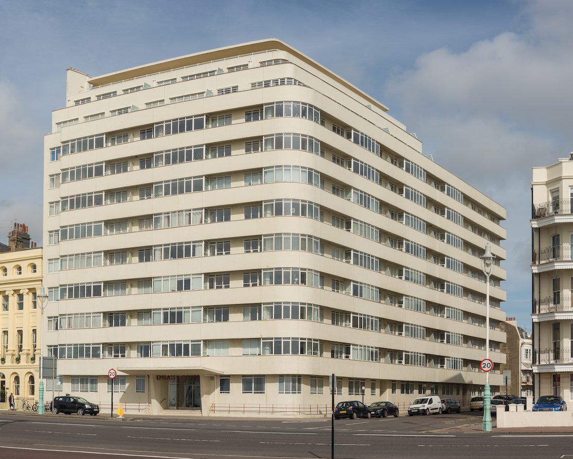 By the seaside in Brighton, you’ll find Wells Coates' modernist gem Embassy Court, completed in 1930 ⛱️ The architect was born #onthisday in 1901. He didn’t originally train in the profession but has become an influential person in the modern architecture movement in the UK.