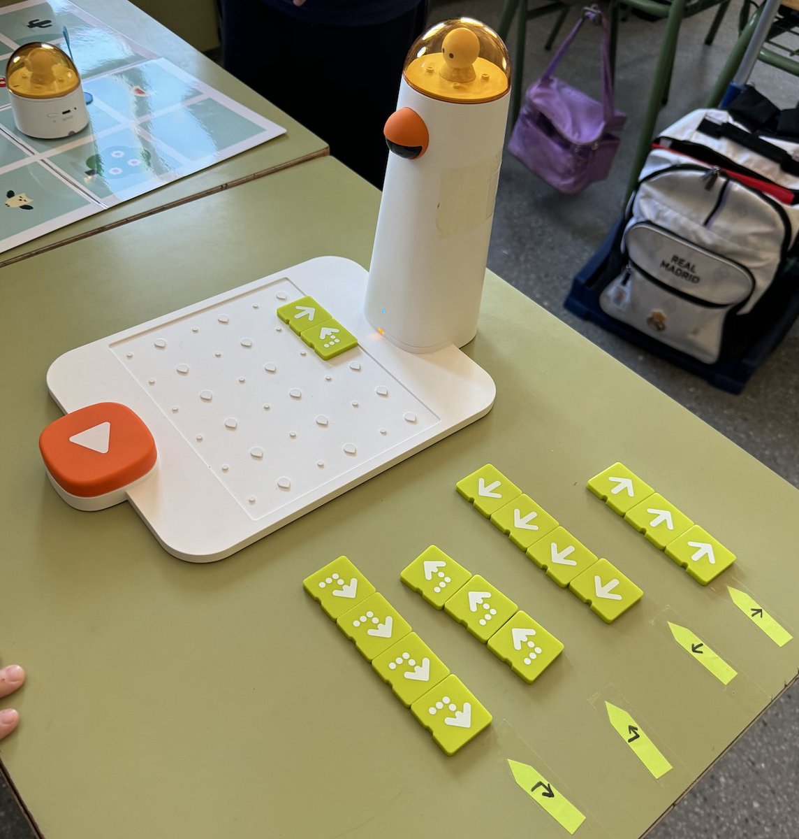 MaestroManuelPa's tweet image. El código tangible del #Matatalab hay que tenerlo siempre ordenado. Por ello hemos colocado en la mesa unos indicadores visuales para colocar correctamente los cuatro comandos principales de este robot de suelo. Preparándonos para el inminente @robo_reto en @educacionEXT