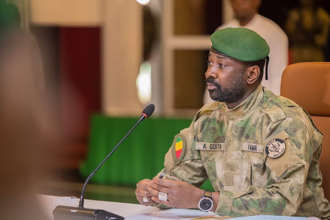 Monsieur le Président <a href="/GoitaAssimi/">Général d'Armée Assimi GOITA</a>, écoutez-nous attentivement. Nous sommes votre ami, et en tant qu'ami sincère, nous ne vous mentirons jamais, et nous ne vous trahirons jamais, bien que la trahison soit inhérente à la nature humaine, mon témoin le péché originel.

1/14