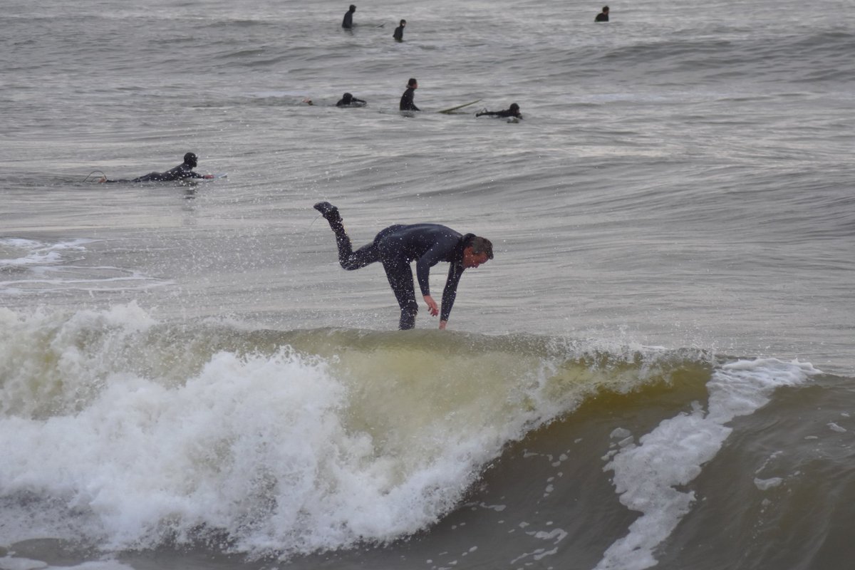 Belle et longue houle vendredi 15 décembre sur le spot de La Govelle à @BatzsurMer 

🏄‍♂️📸🏄‍♀️