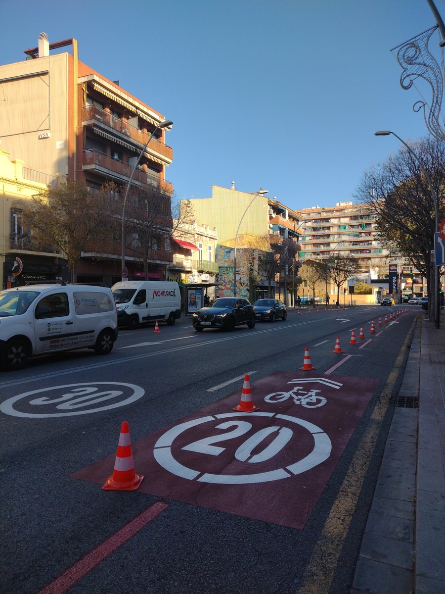 Oh, quina alegria <a href="/AjSantAdria/">Ajuntament SantAdrià</a> ! El carril bici (obvi) del Pont dels Passadors continució Guipúscoa i el tram de Pi i Margall (que ja veurem si els cotxes ens respecten) 😍😍😍 #bicicleta #santadria