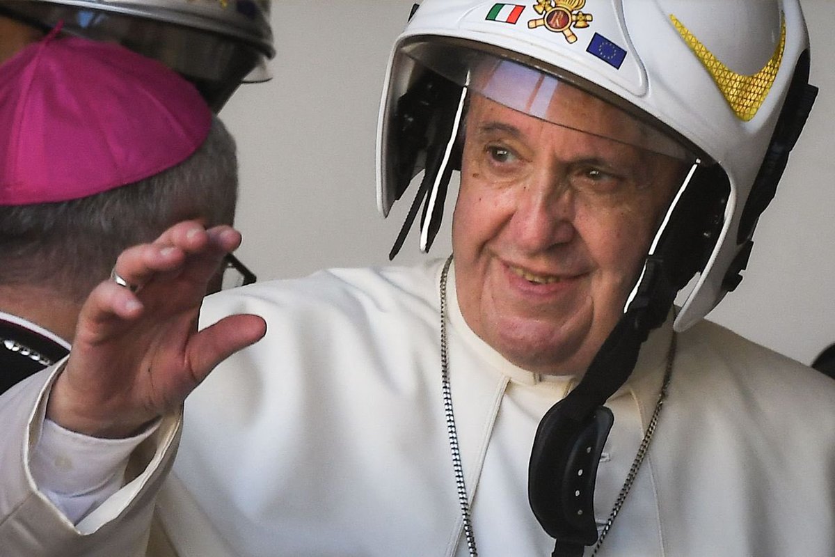 Buon compleanno al nostro “collega” #PapaFrancesco! Se Dio è il 1º vigile del fuoco, come ha detto il cardinale Zuppi nella sua omelia alla cerimonia di S. Barbara, il suo rappresentante sulla Terra non può essere da meno… Tanti auguri Santo Padre! #17dicembre #vigilidelfuoco