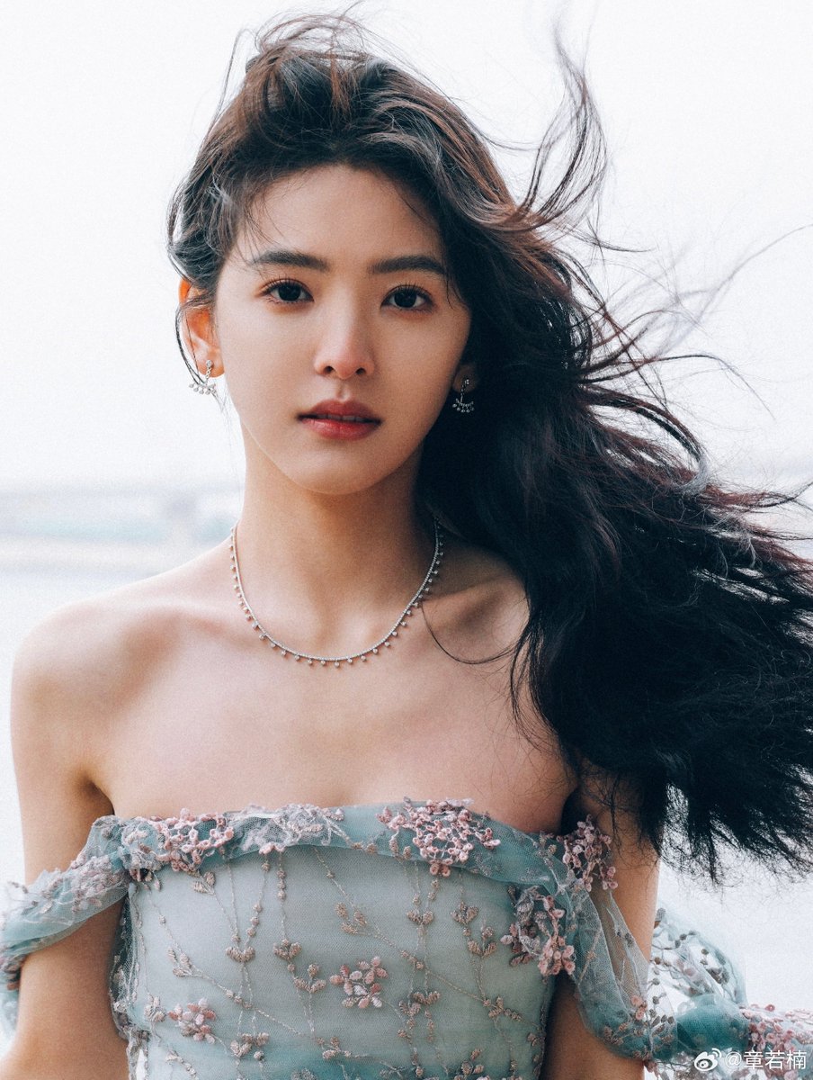ruonankexin's tweet photo. 《231217》© 章若楠
— [1/3] #ruonan shares snaps of her look for Tencent Video All Star Night 2023! 
#zhangruonan ࿏ #章若楠 °˖✧◝ https://t.co/XdYa6LL47U