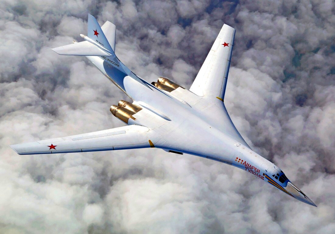 18 декабря 1981 года, первый опытный самолет Ту-160, пилотируемый экипажем под командованием Б.И.Веремея впервые поднялся в воздух с аэродрома в Жуковском