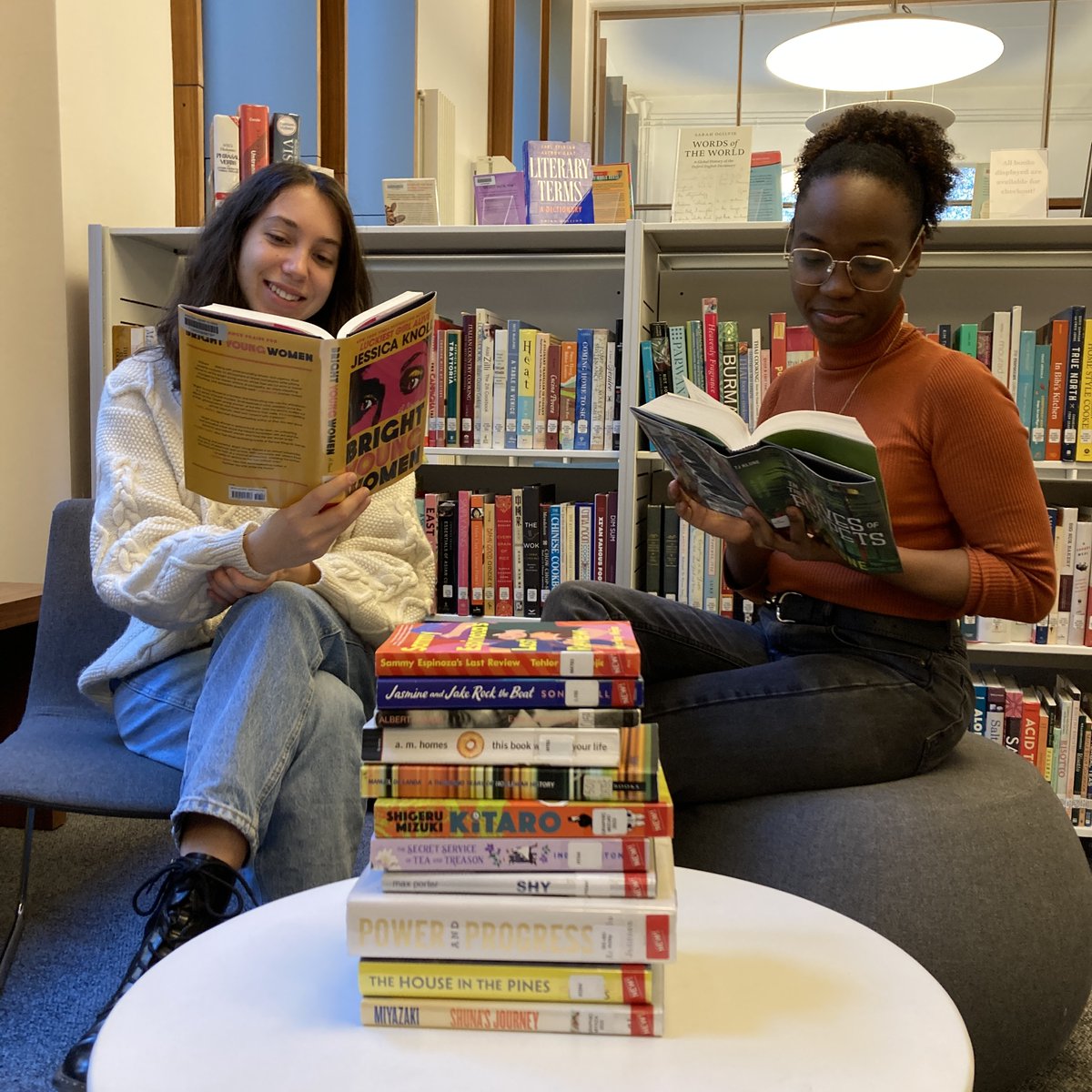 Good news! All books checked out before the Library's annual closure on 23 December are due in January 2024, so you don't have to rush to bring them back before the winter break. 

If you need a due date extension or a custom due date, get in touch with the team 📞🖱️