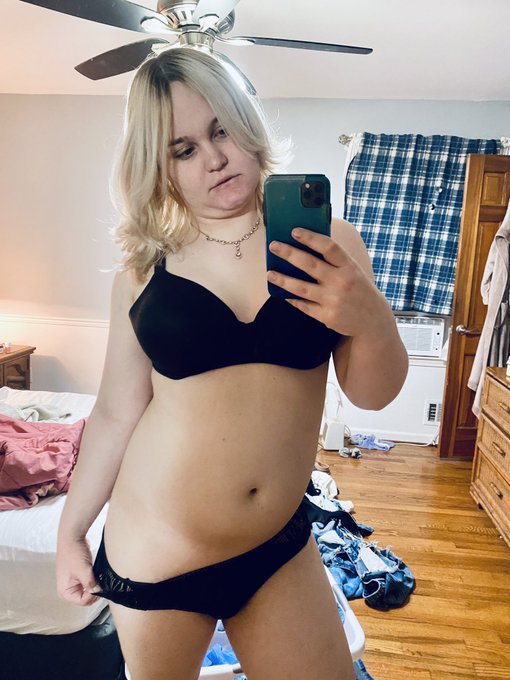 I look sooooo good dressed up in black 🤤 https://t.co/8DZWbJKwZh