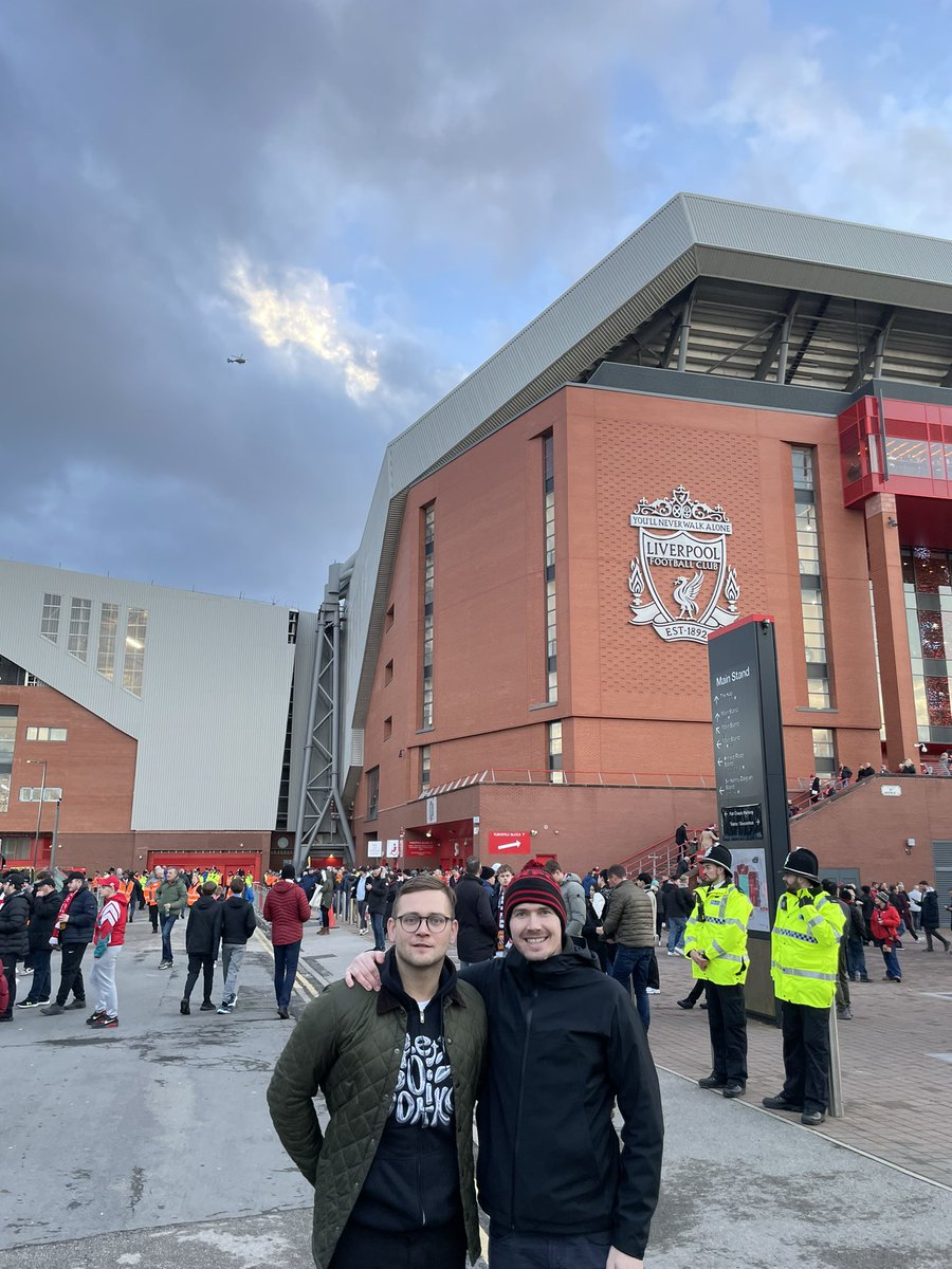 Jújú, Sóli er upptekinn þessa dagana með fullt hús í Bæjarbíó á hverju kvöldi fram að jólum og Baldur Kristjáns er uppbókaður fram að jólum þá voru fasteignasalinn og markahrókurinn sendir út fyrir hönd samfélagsins út til að klippa á borðann á nýju stúkunni.