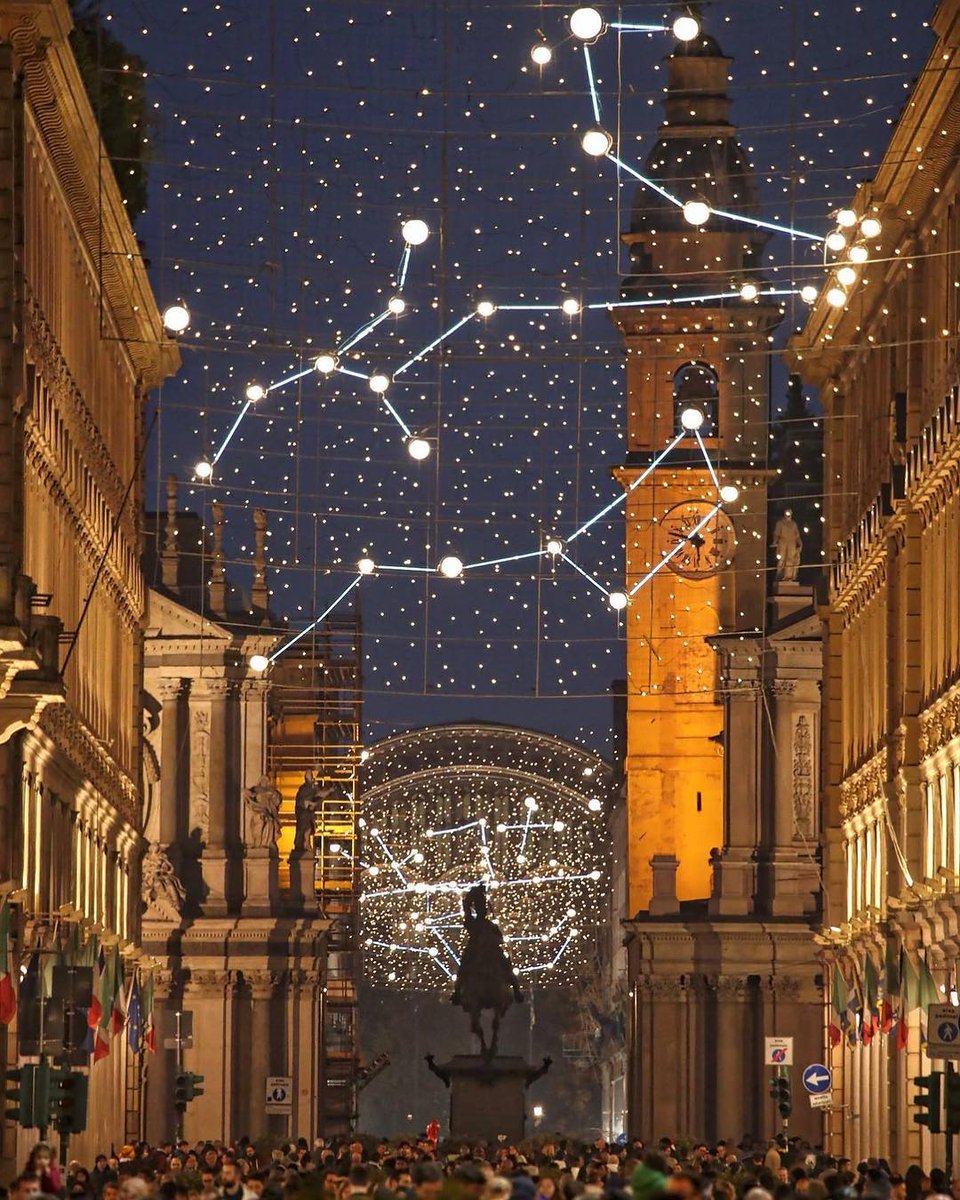 The charm of the #mustsee Christmas lights is spreading all over Italy. ✨ 
In Turin you will find “Luci d'artista”, a contemporary art exhibition. 
Live the magic at 
▶️ bit.ly/411MIHi

📍@torinopiemonte @turismotorino 

📷 IG andreacherchi_  

#ilikeitaly