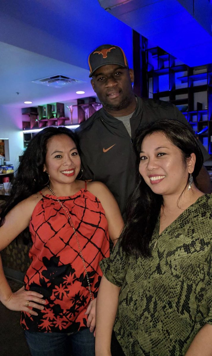 In 2018, my sister and I ran into @VinceYoung10 at Hanovers. Whatever happened to that place? Anyway, our friend (not from Austin) asked us 'Does he play football or something?' 😆🤦‍♀️🤔 #TexasFootball #TexasSZN #NoLonghornfanUnder1k #HookEm