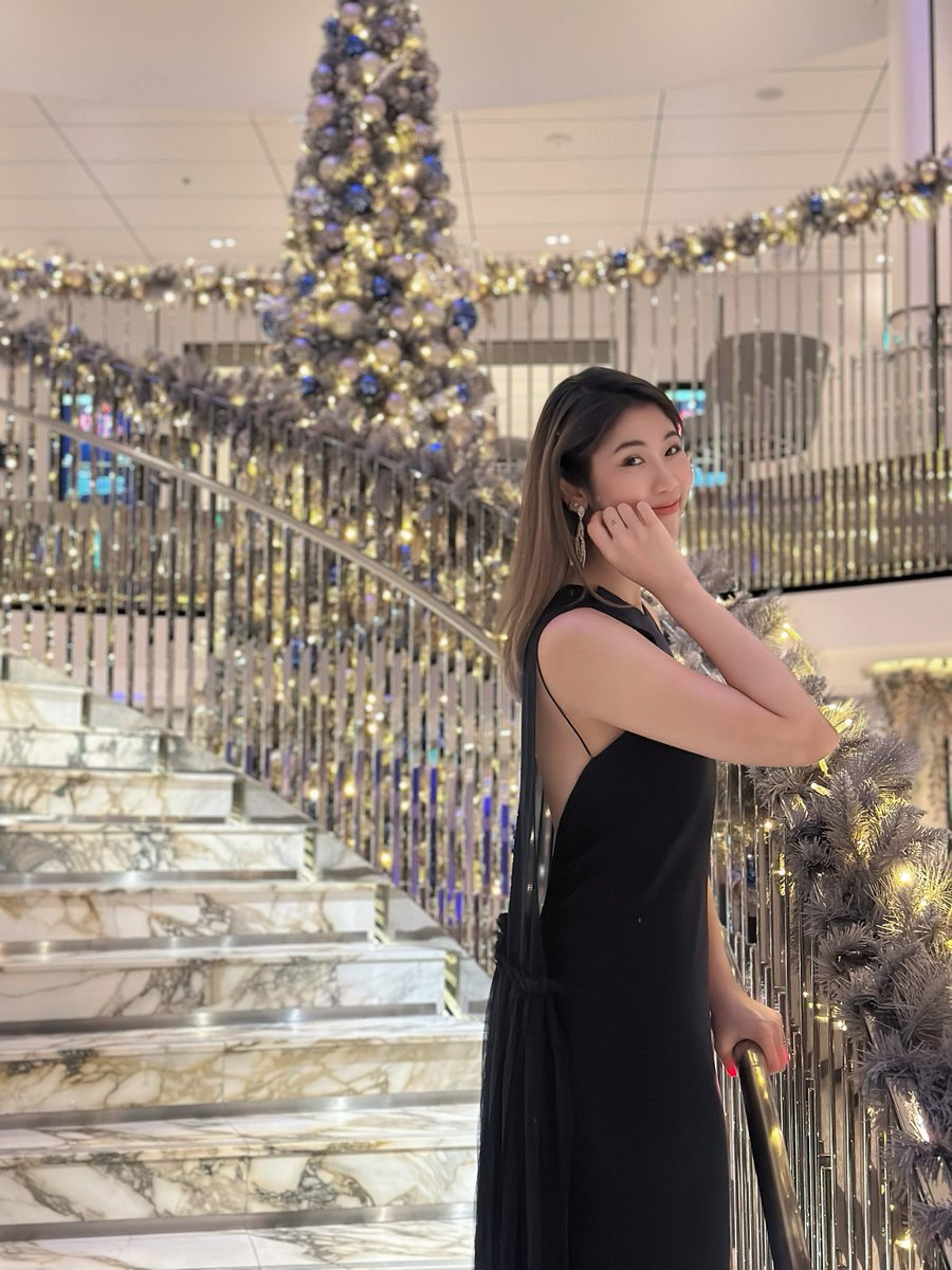 impeachii's tweet photo. ใส่เดรสดีไซเนอร์ไทยไป celebration night บนเรือครูส ฝรั่งชมฉ่ำ ✨ ดีใจหนึ่งคือได้อวดแบรนด์ไทย ดีใจสองคือชั้นยังใส่ร่างลงชุดนี้ได้ (ยังไงวะ?) ในช่วงกินฉ่ำตลอด vlogmas 😂 #wearวนไป ไม่สิ้น https://t.co/9zZbpCKTOL