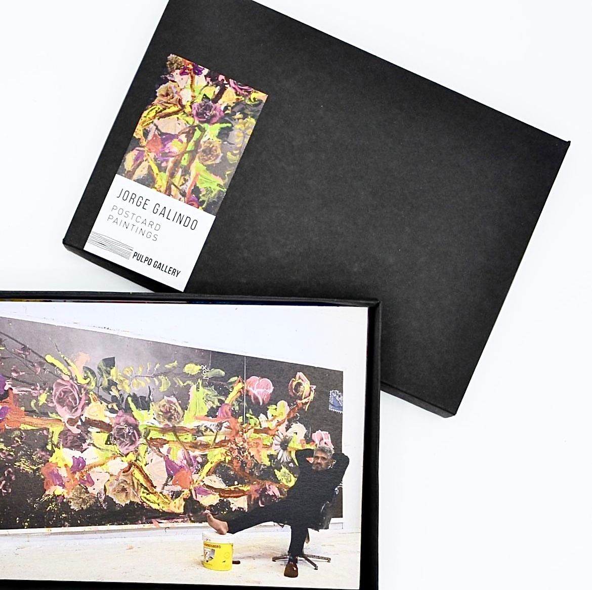 The artsy way of giving flowers to Christmas: 
A limited edition collectors box containing 10 fine art postcards printed on high quality cardboard.
Limited to 100 boxes.
To enquire, click bit.ly/416Livo. 
#jorgegalindo #pulpogallery #artforchristmas #contemporaryart