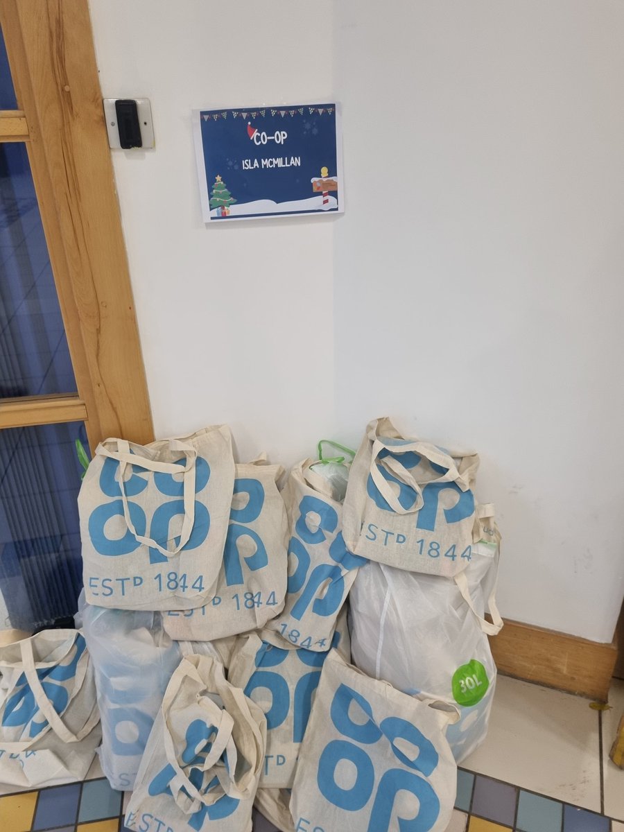 Giving away @coopuk bags at @CranhillDT Christmas fayre to promote them as a cause and membership 🎅🤶🎄 @JackieBakerCoOp @peterpalm18
