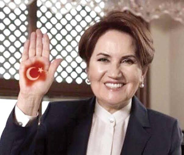 Aziz milletimizin bilgisine;

Biliyorum ki, “İYİ Parti’de neler oluyor?” diye merak ediyorsunuz.
Dilim döndüğünce anlatmak, canımdan çok sevdiğim milletime karşı bir namus borcudur.

En başından şunu söylemem gerekir ki İYİ Parti kuluşuna geliş sürecinde ve kuruluşundan bu güne