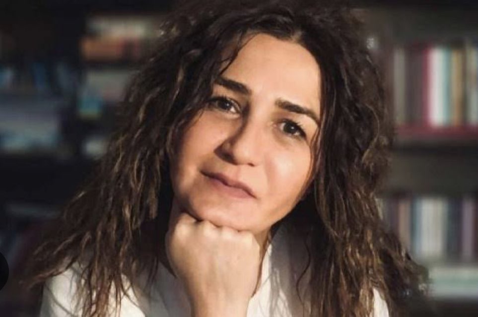 RSF’den Erol Önderoğlu: Değerli gazeteci <a href="/hale_gonultas/">Hale Gönültaş</a>’ın cihatçılarca tehdit edilmesine verilen takipsizlik, risk alarak kamuoyunu bilgilendirenlere yargıdan verilmiş ‘bize güvenmeyin’ mesajıdır. Cezasızlığa yol veren bu kabul edilmez kararı adalet misyonuyla bağdaştıramadık.