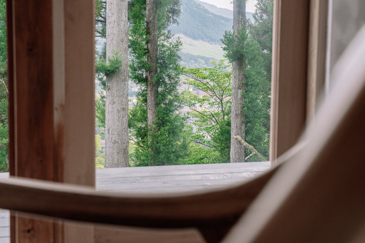 ■一面に箱根の自然を リビングの大きな窓からは、 箱根の自然を一望できます。 そのままテラスに出て、大きく深呼吸。 #箱根 #アンドアルバム