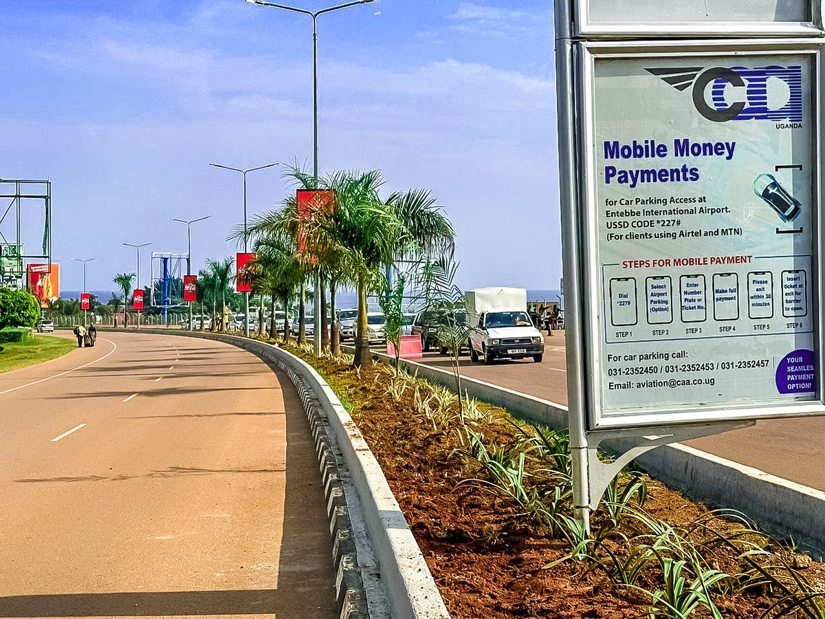 Ongoing beautification works along Mpala—Entebbe airport road.
@UNRA_UG
#UgMoving4wd
#UNRAworks
@KagutaMuseveni