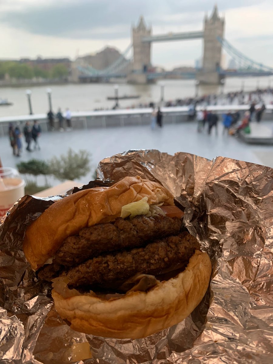 Basupaudel7's tweet image. London gourmet food 49｜You can’t buy it for 10 pounds and be fooled. The view is super close to Tower Bridge🤣