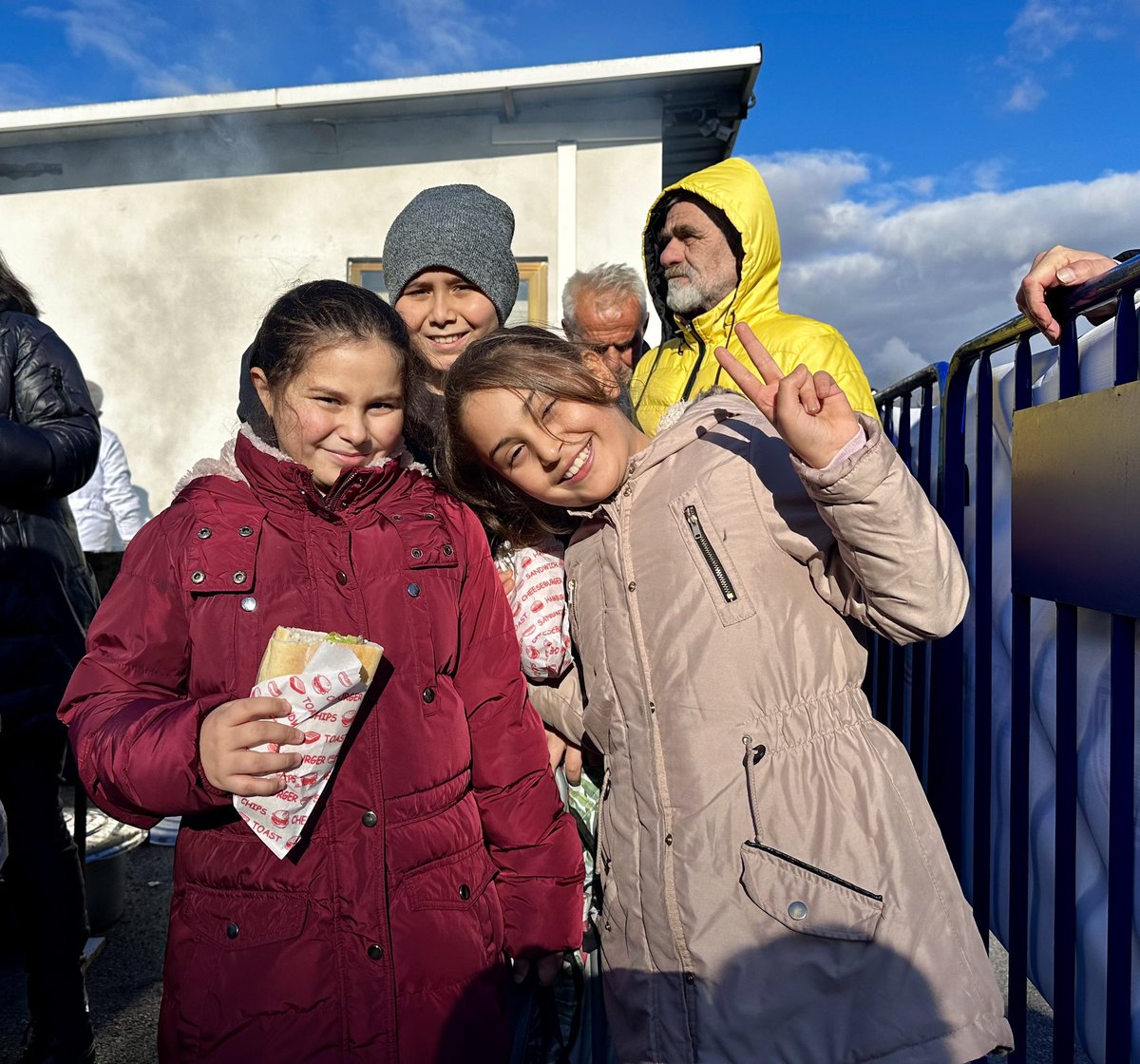 Balık Ekmek Şenliğimiz bu pazar Aydınevler Mahallesindeydi.
Aydınevler Muhtarımız Sami Soydal, çocuklar, gençler ve kadınlarla hep birlikte lokmamızı paylaştık