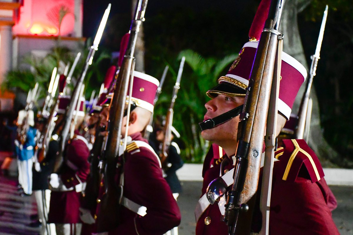 ¡Por siempre, Bolívar!

Rendimos homenaje al Padre de la Patria, Simón Bolívar, en el Panteón Nacional por los 193° años de su paso a la inmortalidad. Considerado el hombre más insigne de América Latina por sus ideales de libertad. 

<a href="/NicolasMaduro/">Nicolás Maduro</a>
<a href="/delcyrodriguezv/">Delcy Rodríguez</a>
@MPPEDUCACION