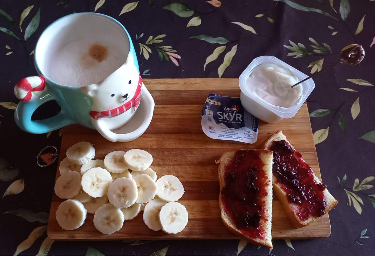 LotorSol's tweet image. Je n'avais pas très faim aujourd'hui, donc petit brunch. Et surtout, petit test des yaourts Skyr de @Yoplait.