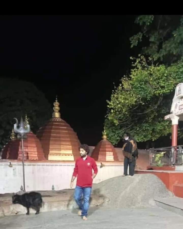 Arijit Singh and his wife visited #kamakhya temple in Guwahati 🙏🏻