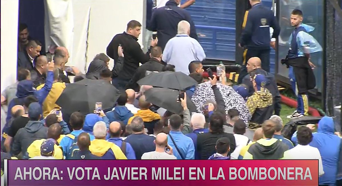 la12tuittera's tweet image. 🚨AHORA | En solo 3 minutos, el Presidente de la Nación Javier Milei VOTÓ en #LaBombonera.

🗣️Se retiró SILBADO e insultado por los hinchas de #Boca, que cantaron por #Boca en #LaBombonera. 

#EleccionesEnBoca
