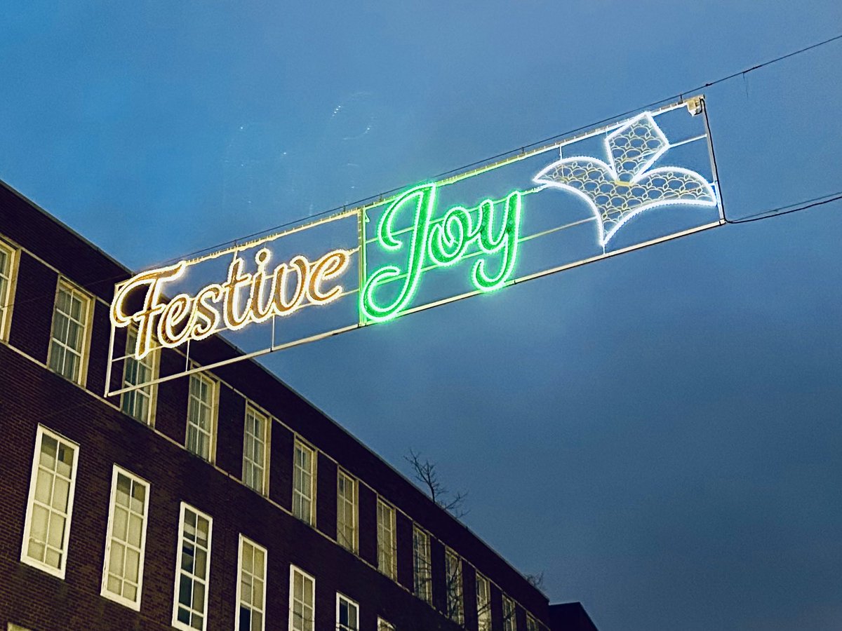 Festive joy 🎉🎄🌟

#ChristmasChallenge #EverythingChristmas #exeter 
#photography #SignsonSunday