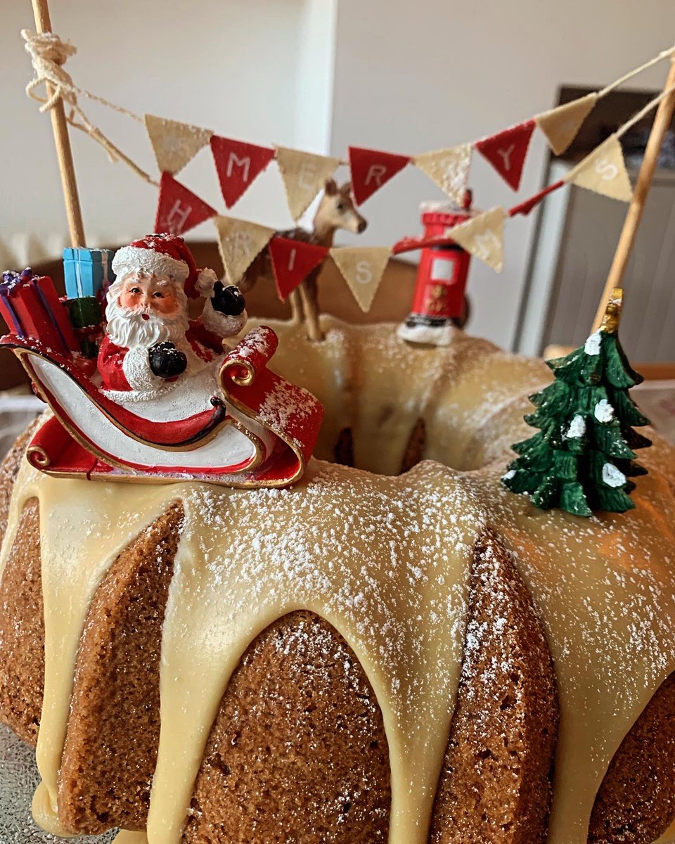 Merry Christmas. Butterscotch, apple, pecan, cinnamon & nutmeg bundt cake. Very important. 🌲 🎅🏼