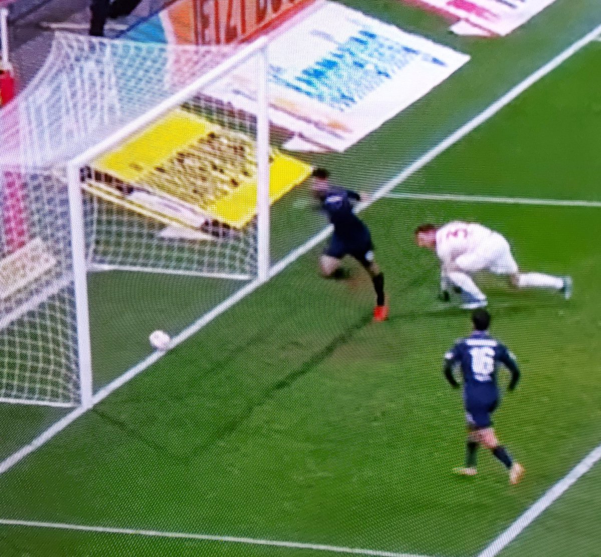 HerthabscP's tweet image. habe mir gerade das Abseitstor von #Heidenheim angeschaut und habe ziemlich bōse Erinnerung an das Tor vom #Duda @herthabsc #BSCbvb aus 2018 . Der Ball war zu 99,9% hinter der Linie aber Hey, ich muss doch den schieben 🤷🏼‍♂️ was fûr ein Komiker! #m05fch #Bundesliga