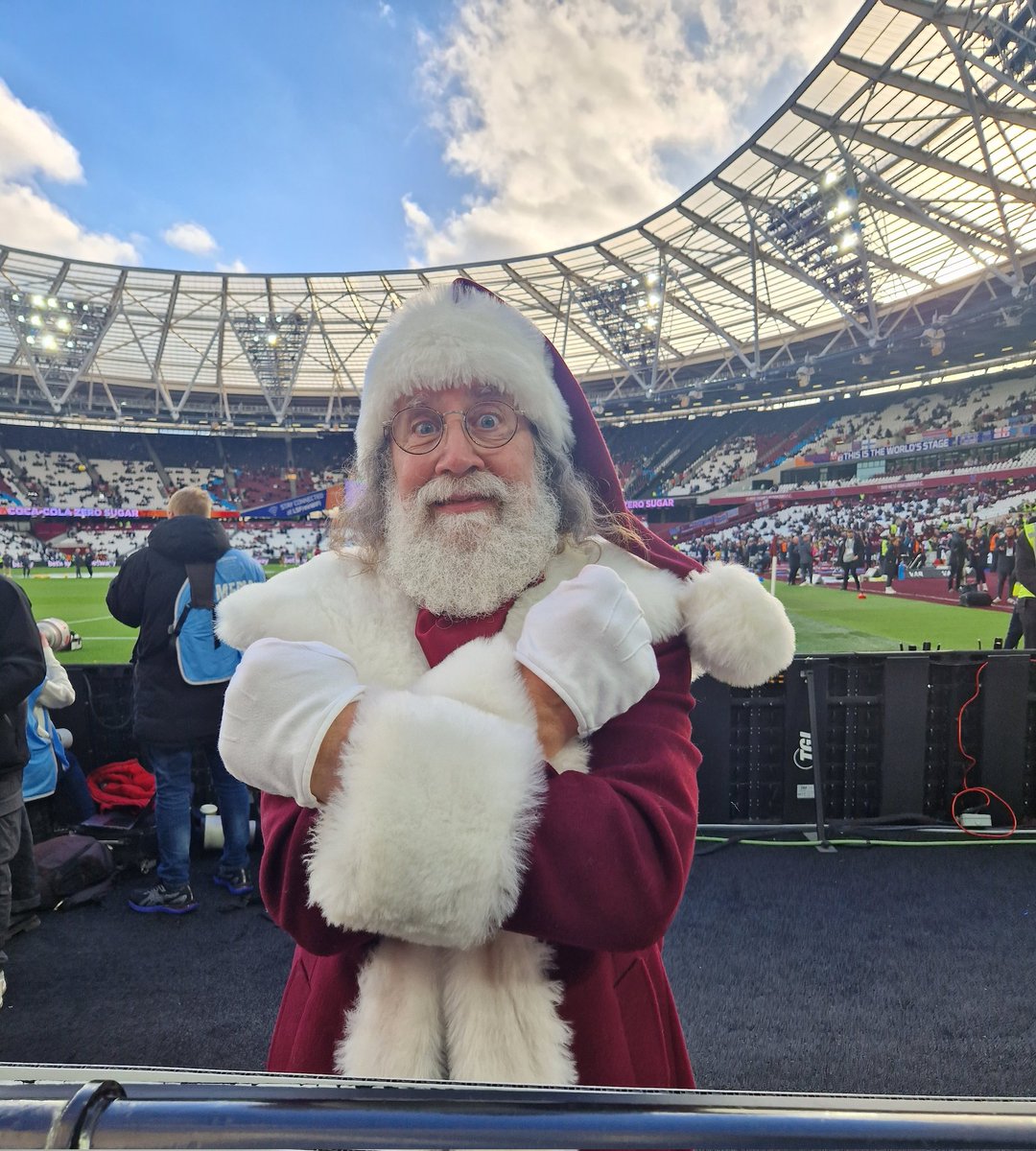 It's official. Father Christmas supports West Ham ⚒️