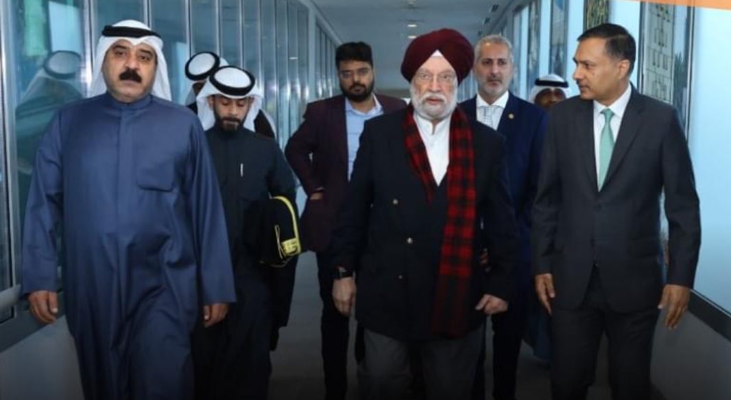 #India’s 🇮🇳 Energy Minister Shri Hardeep Singh Puri arrived in #Kuwait 🇰🇼 to pay homage to late Emir #SheikhNawaf ؒ . Also, the #Modi Govt. has declared State mourning across the country on 17 December as a mark of respect for the Kuwaiti Emir.