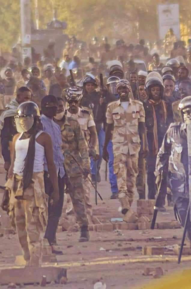 dgnk123's tweet image. مواطنين عزل ماشين يطالبو بي تحقيق العدالة وهيكلة الجيش وحل الدعم السريع
وقفو قدامهم كدا: